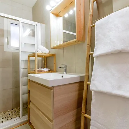 Apartment Lavandou - 2 Pieces Entierement Renoves Surplombant Le Centre-ville *